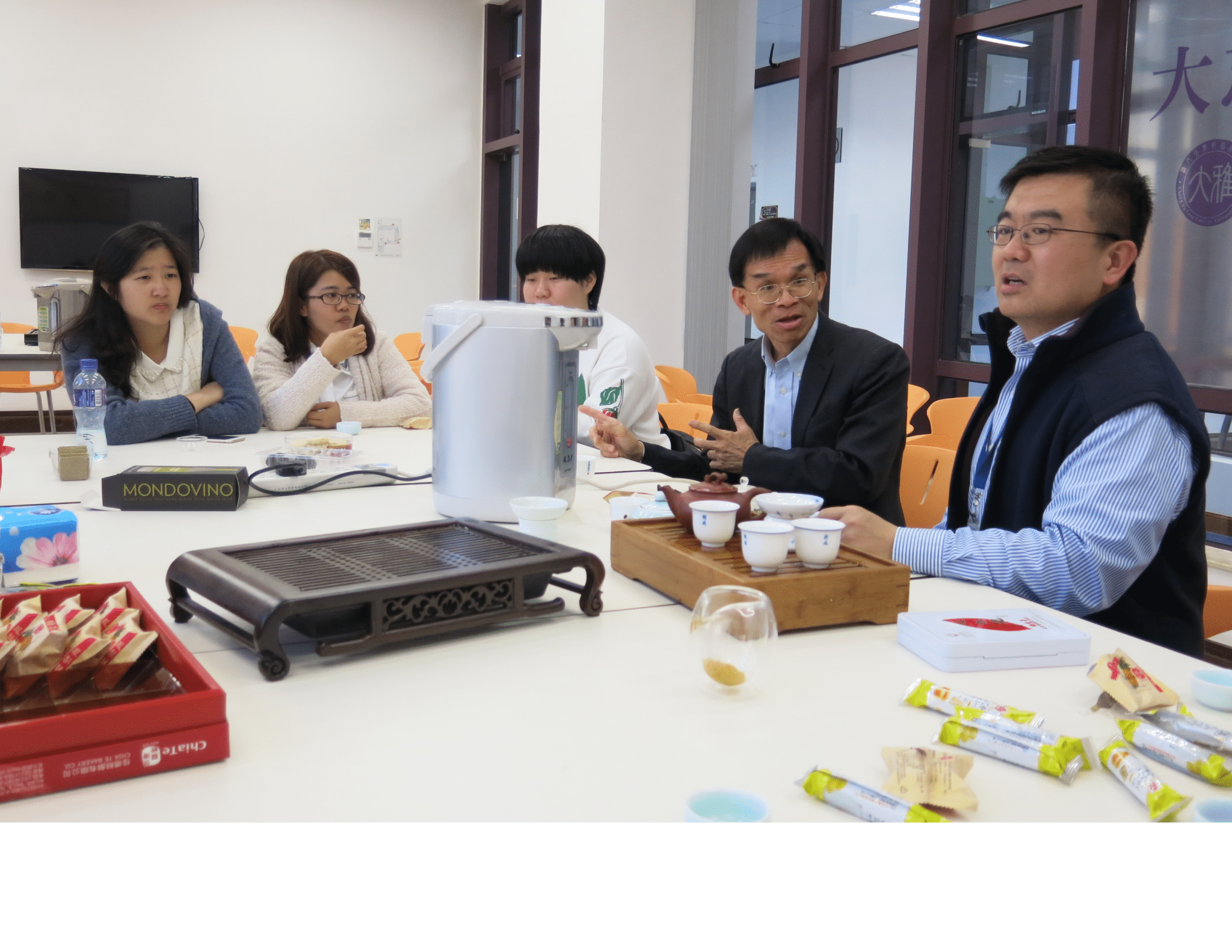tea-tasting workshop hosted by Associate Master, Dr. Kevin Zhen