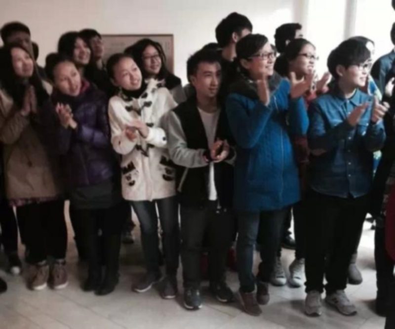 Students gathered to see off President Xi Jinping